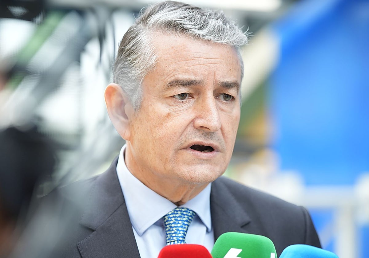 Antonio Sanz, el consejero de Sanidad, Presidencia y Emergencias de la Junta de Andalucía, atendiendo a los medios