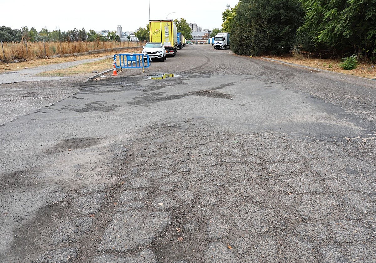 Socavones en la calle Ventalomar en el barrio del Polígono