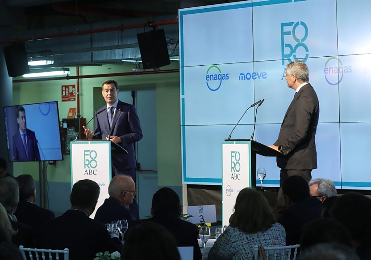 Juanma Moreno y Alberto García Reyes durante el coloquio
