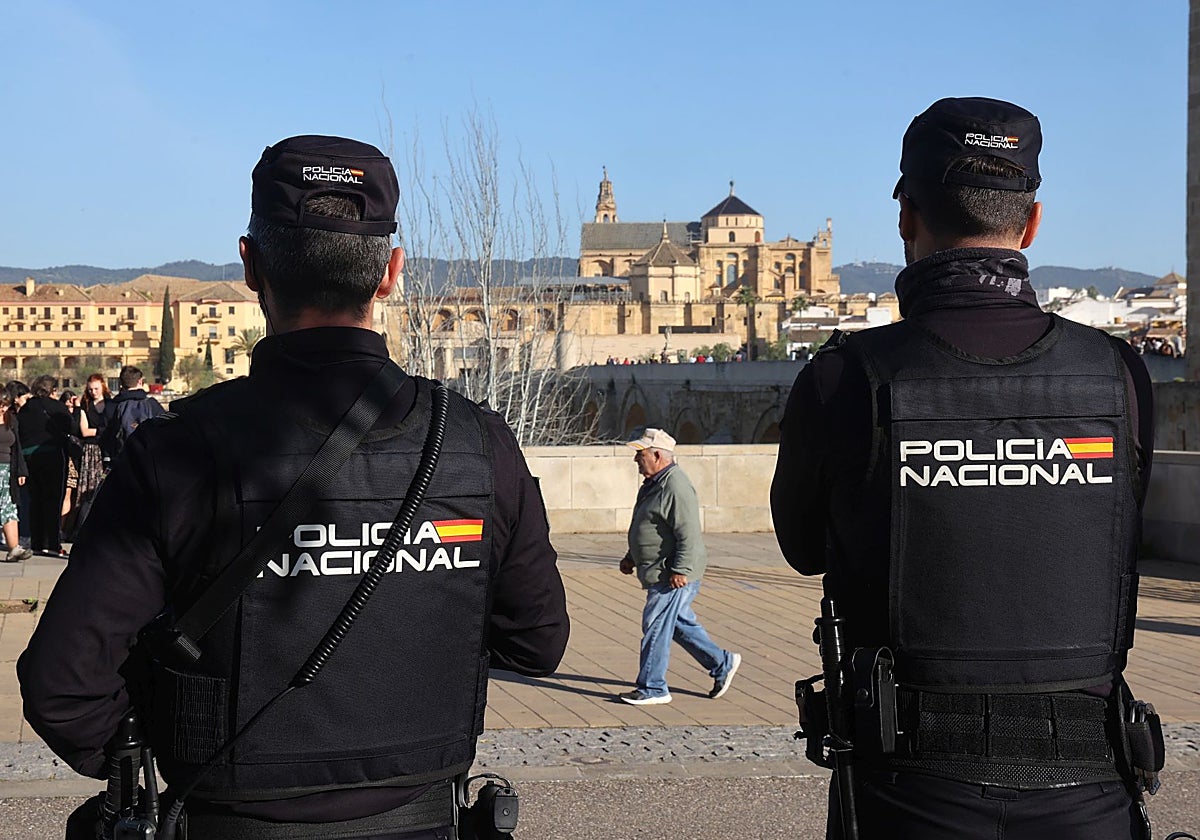 Dos agentes de la Policía Nacional en Córdoba