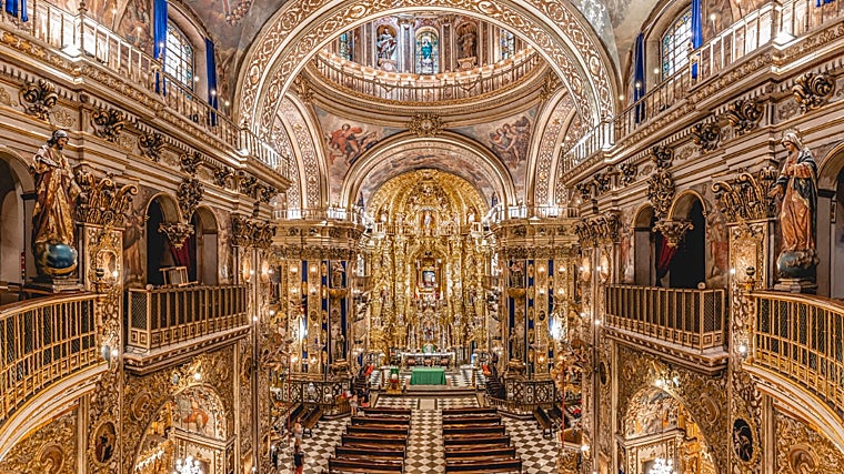 Interior de la basílica