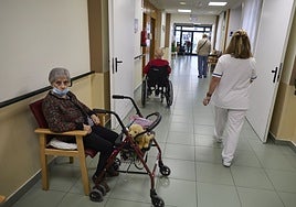 Madrid reclama a seis alcaldes del PSOE que cedan suelo para residencias de mayores