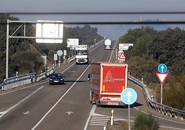 Los alcaldes de la N-432 se plantan ante Óscar Puente: «La autovía A-81 es absolutamente necesaria»
