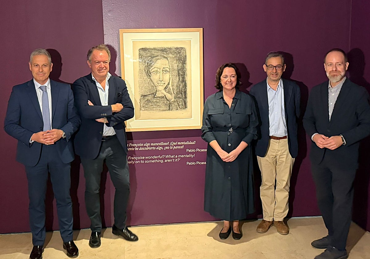 Antonio Caballero, director de Área de Negocio de CaixaBank en Málaga; Luis Lafuente, director de la Agencia Pública para la Gestión de la Casa Natal de Pablo Picasso; Mariana Pineda, concejala de Cultura y Patrimonio Histórico del Ayuntamiento de Málaga; Mario Virgilio Montañez, comisario de la exposición; y Juan Carlos Barroso, responsable territorial en Andalucía, Ceuta y Melilla de la Fundación «la Caixa»