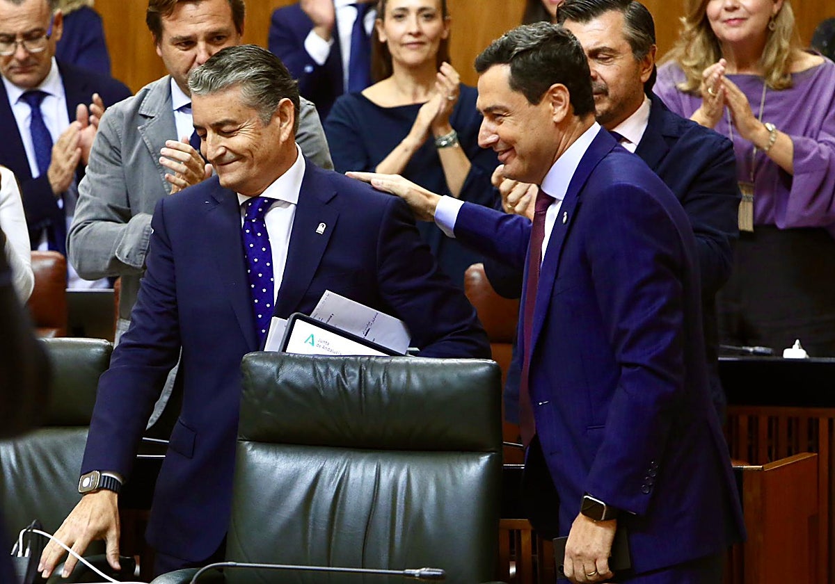 Antonio Sanz y Juanma Moreno, en el Parlamento este miércoles