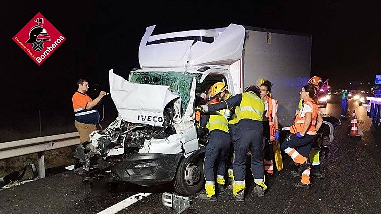La aparatosa colisión de dos camiones y un conductor herido atrapado en la A-7