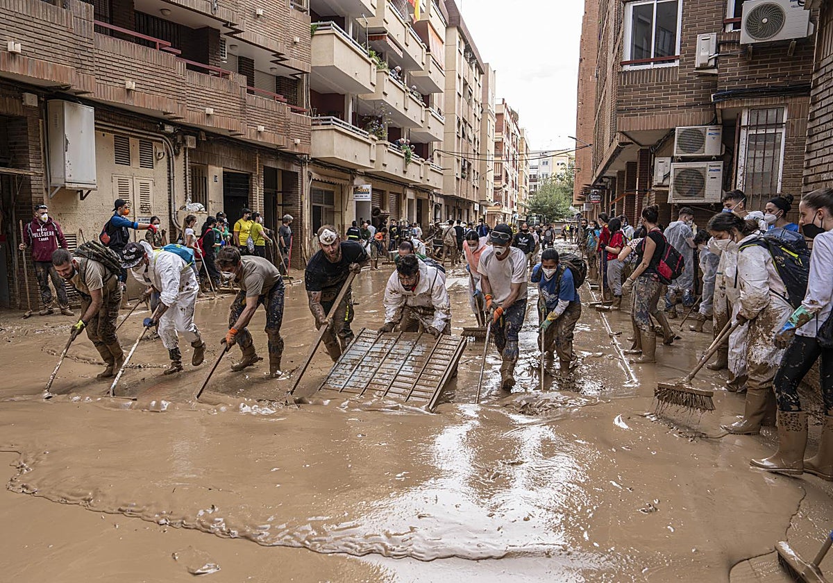Imagen de voluntarios ayudando tras la dana en Catarroja