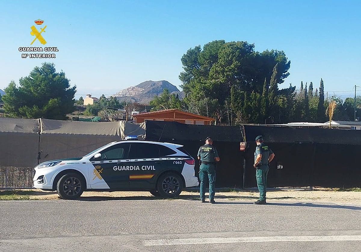 Imagen de agentes de la Guardia Civil en una de las viviendas investigadas en Alicante