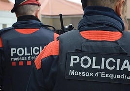 Cuatro menores detenidos en Sabadell por robar a un hombre, golpearle y quitarle el coche, que acabó estrellado contra un árbol
