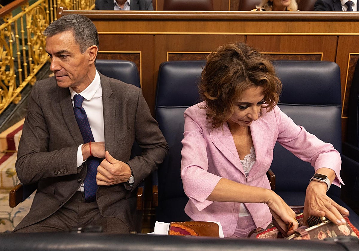 El presidente del Gobierno, Pedro Sánchez, y la vicepresidenta primera y ministra de Hacienda, María Jesús Montero, durante una sesión de control al Gobierno, en el Congreso de los Diputados