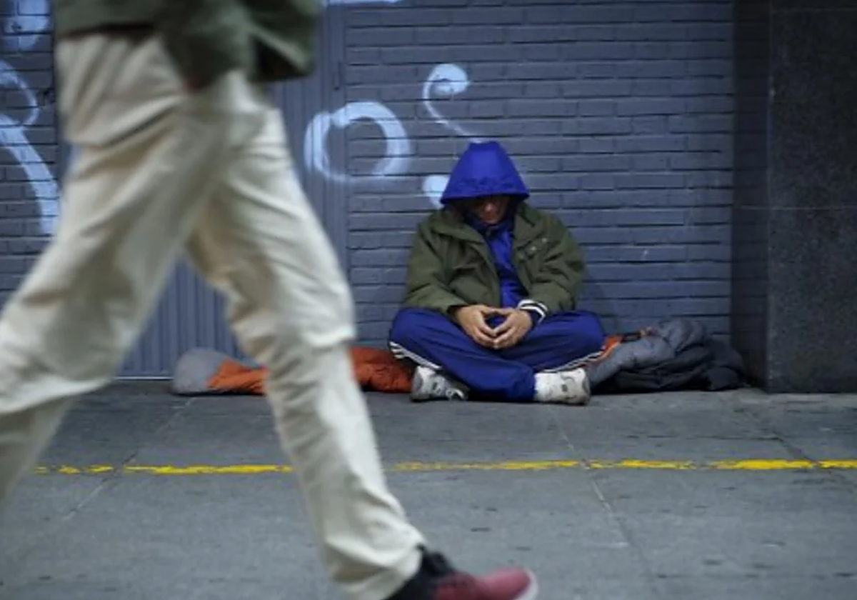 Una persona sin hogar en las calles de Madrid en foto de archivo
