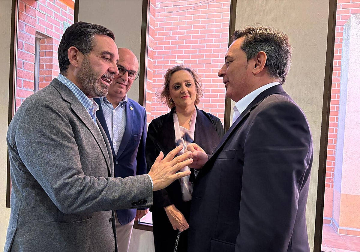 El vicepresidente y diputado de Empleo y Promoción Turística, Joaquín Romera, y la portavoz de la Diputación, Soledad de Frutos,  junto al alcalde de Fuensalida, José Jaime Alonso, y el presidente de Asidcat, Santos Martín-Caro.