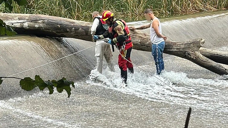 Los bomberos de Toledo rescatan a dos pescadores atrapados en el Tajo por la repentina subida del caudal