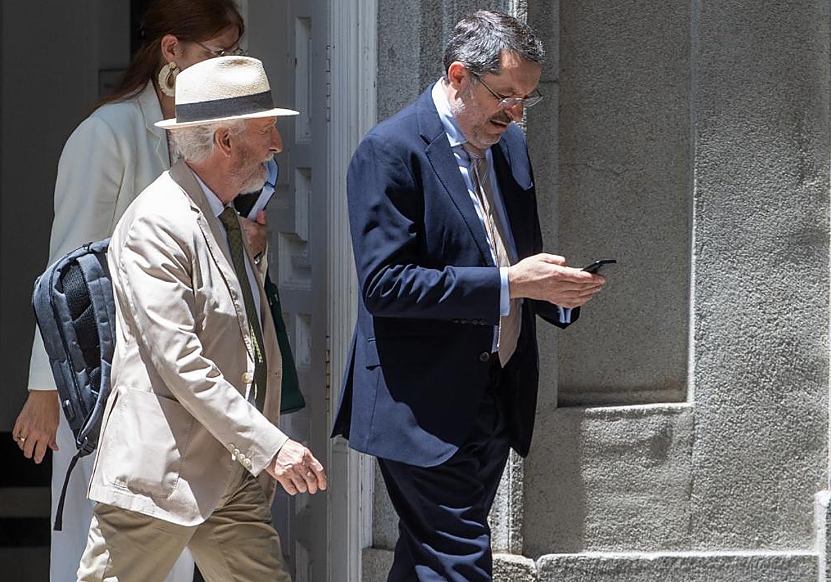 José Ruz (mirando el móvil) tras su declaración en el Tribunal Supremo