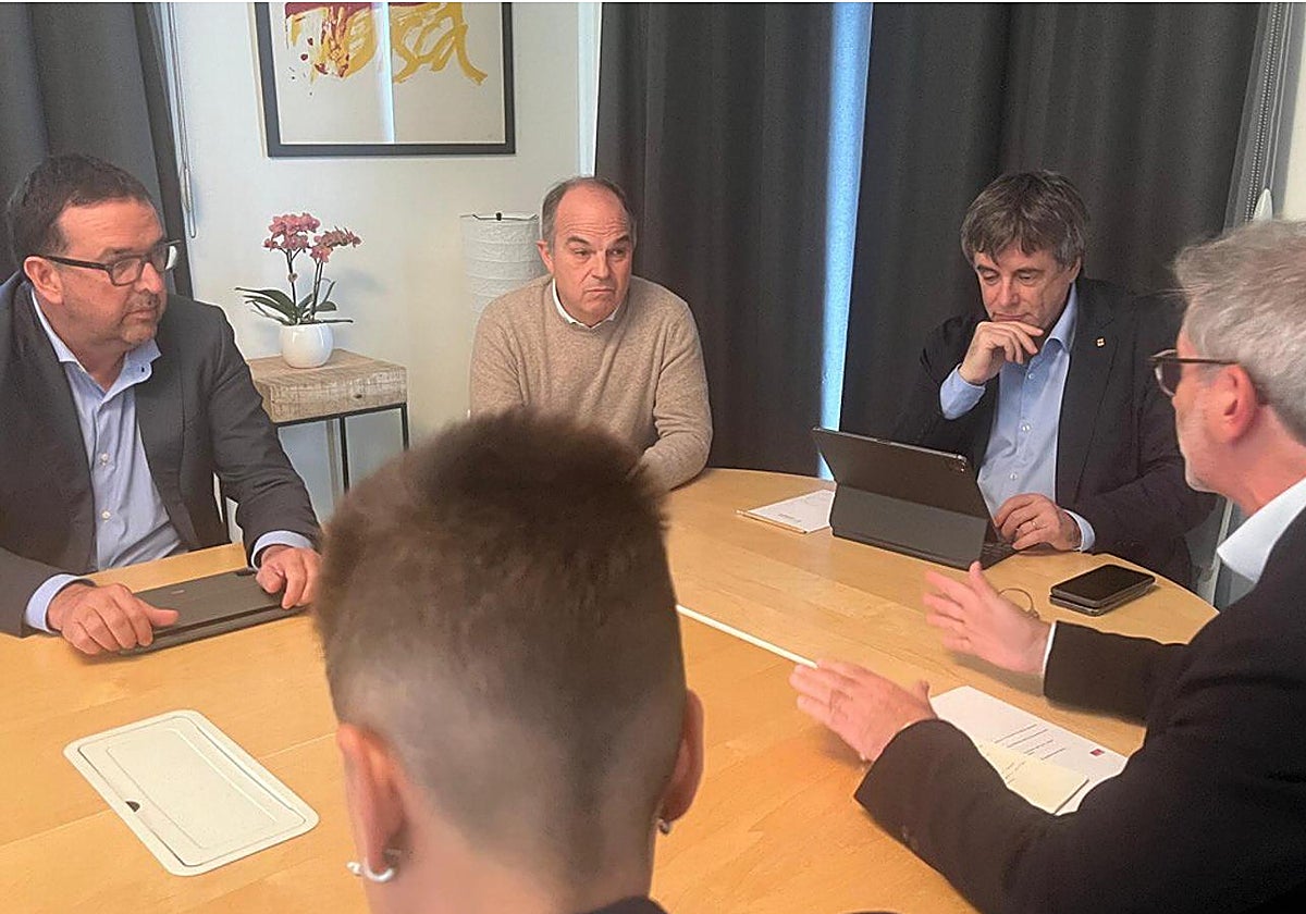 Puigdemont y Turull con alcaldes de Junts en Waterloo (Bélgica)