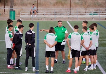 El exfutbolista Diego Tristán enseña sus primeras lecciones en la cantera del Córdoba CF