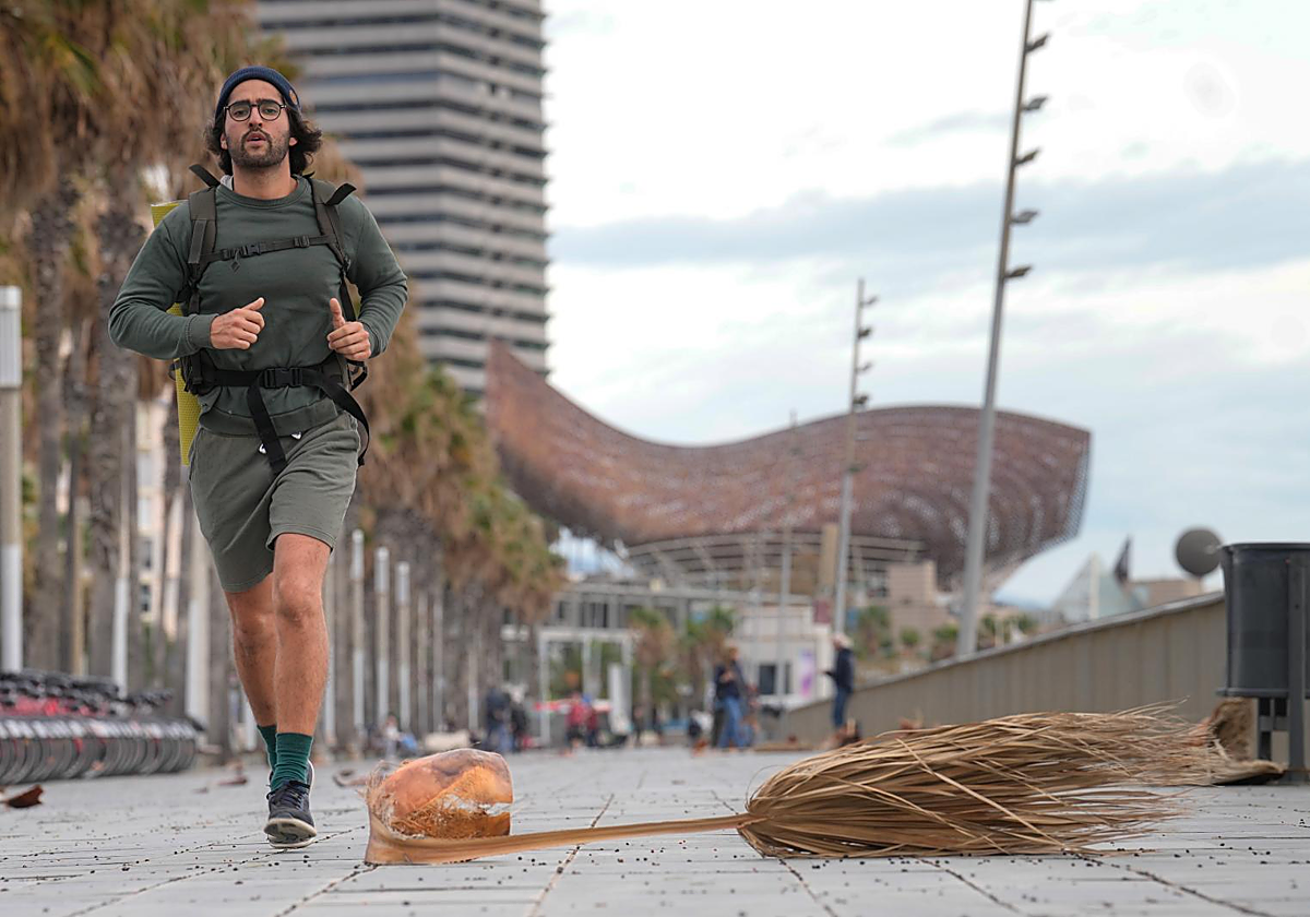 Aspecto del paseo marítimo en la Barceloneta, durante la racha de fuertes vientos de noviembre de 2024