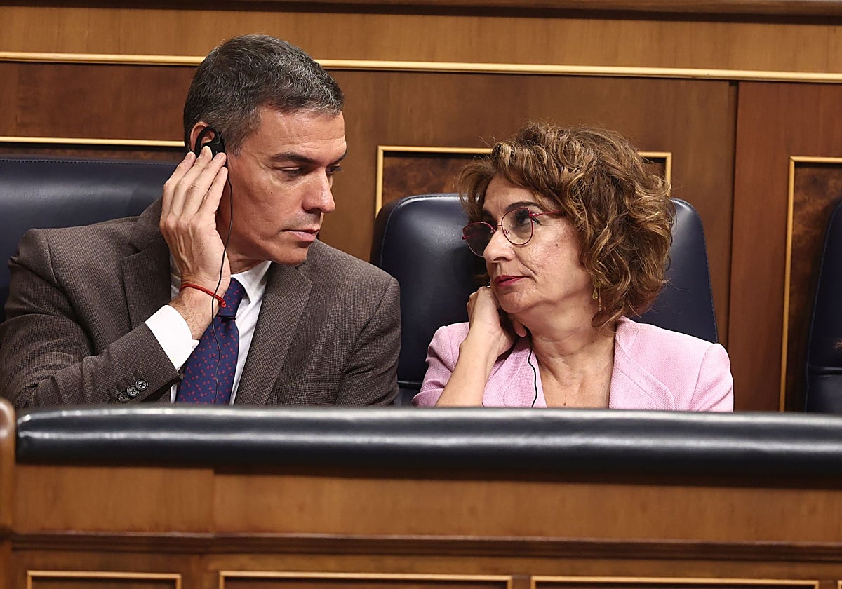 Pedro Sánchez y María Jesús Montero, ayer en el Congreso de los Diputados