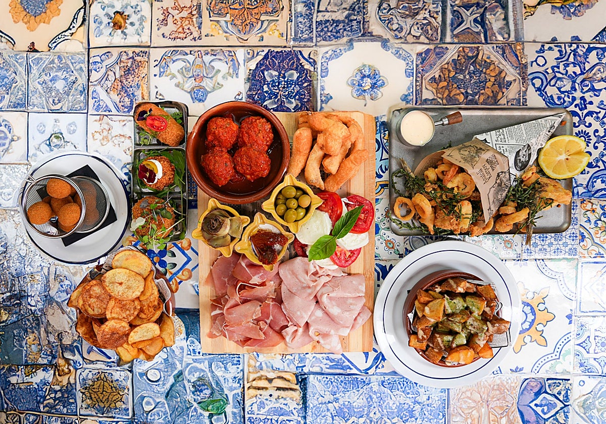 Algunos de los platos del restaurante Número Diez expuestos sobre una mesa de mosaicos napolitanos