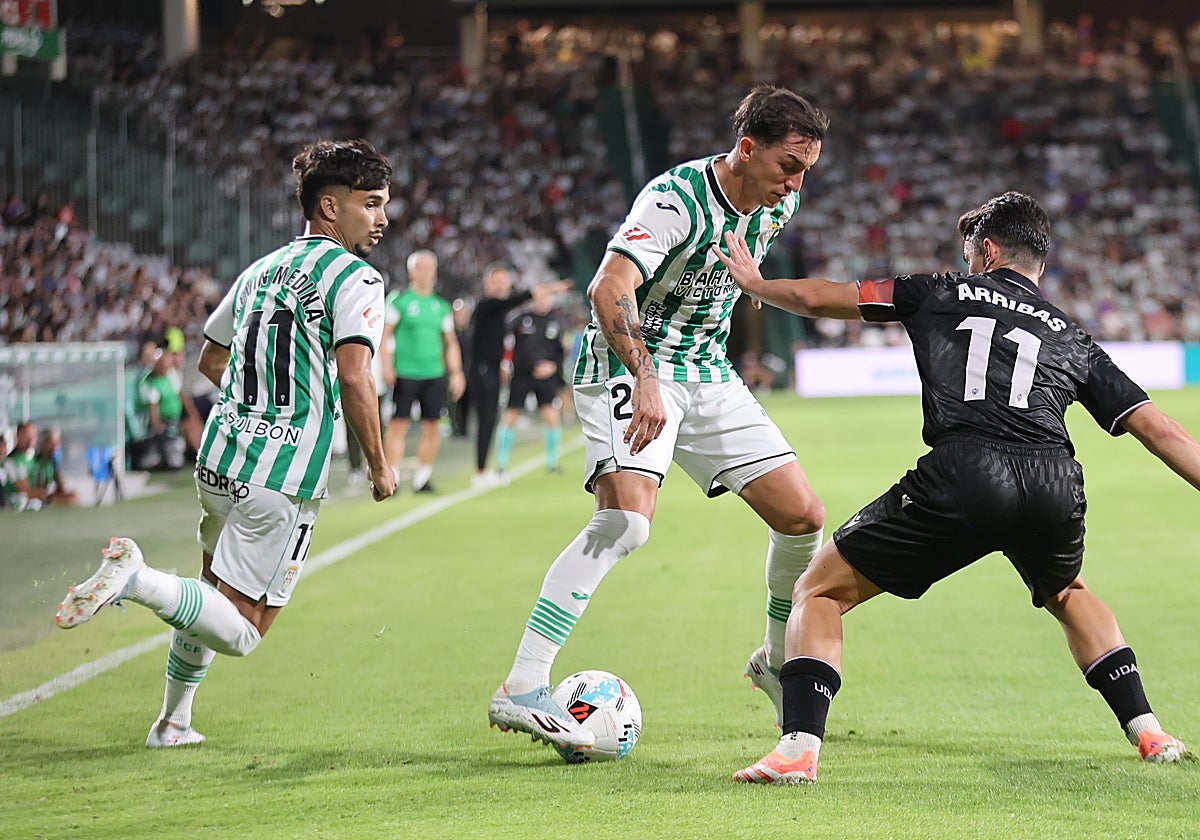 Carracedo realiza un pase de tacón a Kevin Medina en el partido frente al Almería