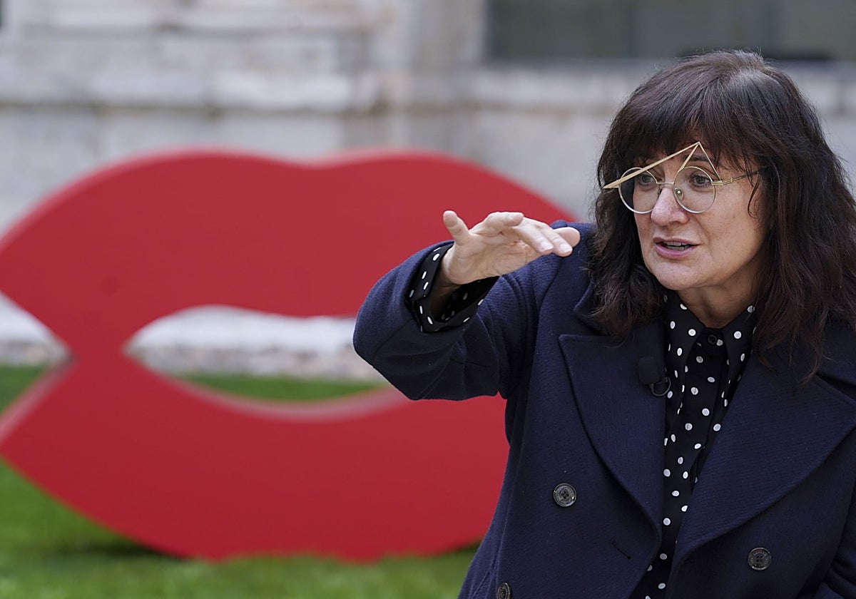 Isabel Coixet posa para los medios tras la proyección de su película 'Tres adioses'