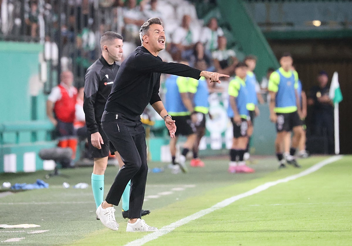 Iván Ania da instrucciones a sus jugadores durante el partido frente al Almería