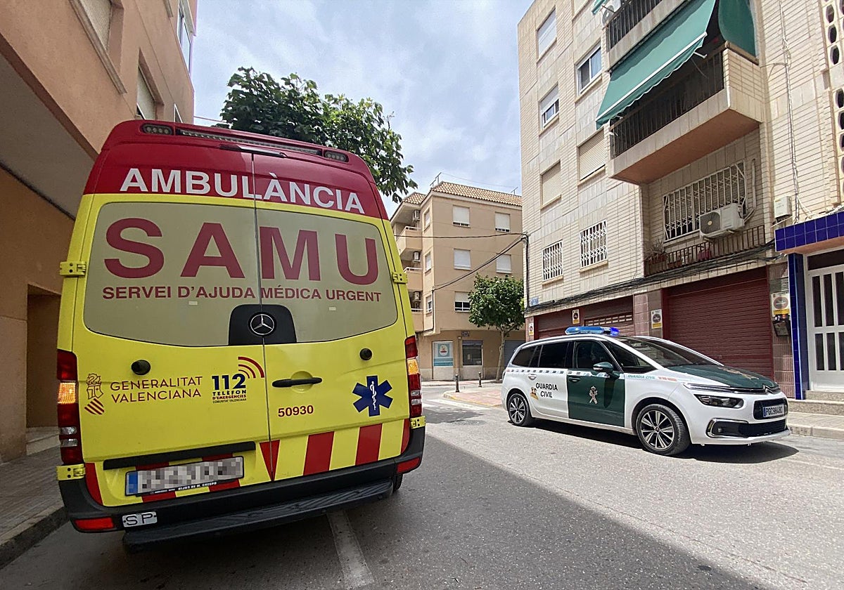 Imagen de archivo de una ambulancia y un coche de la Guardia Civil