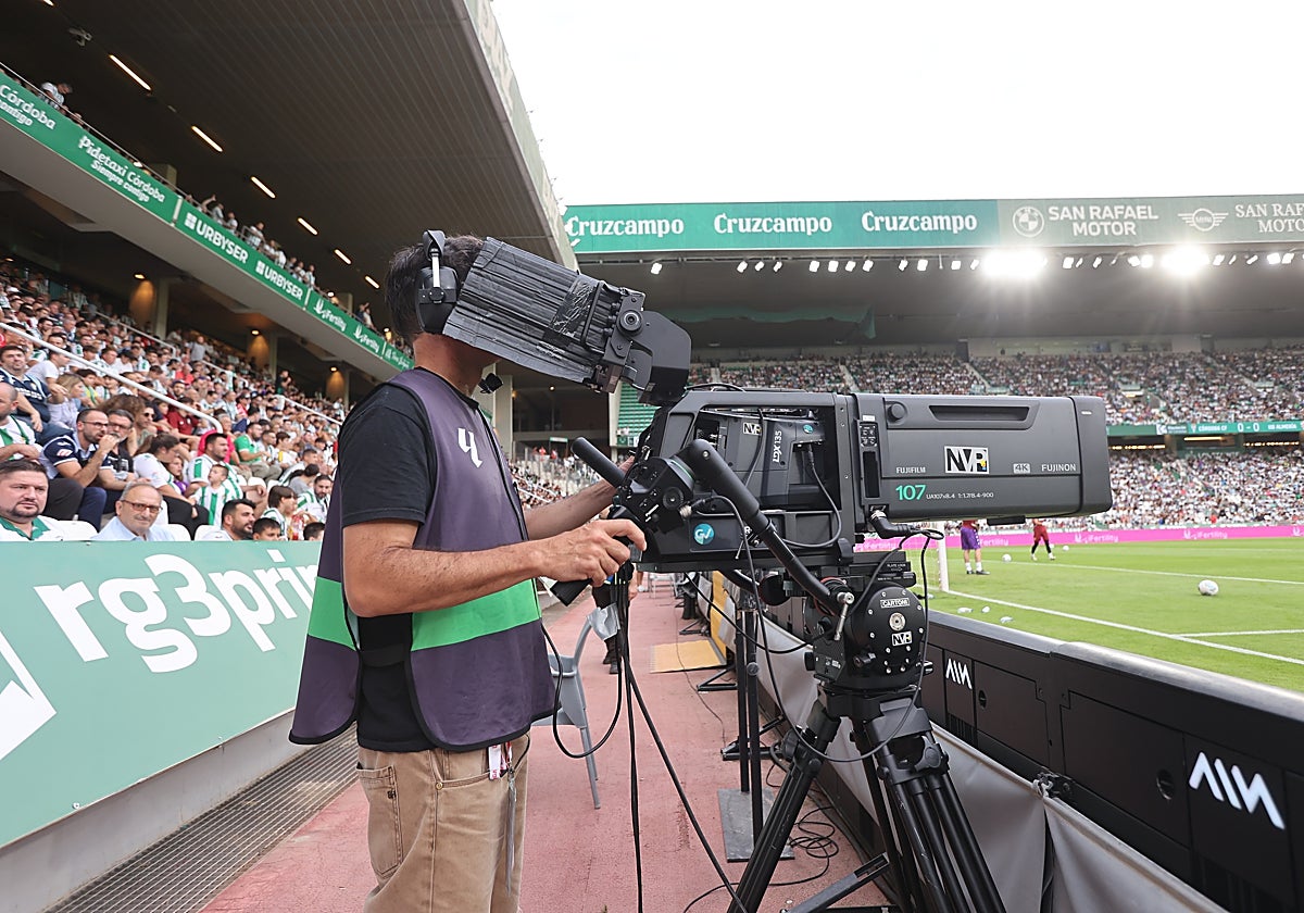 Operador de cámara durante un partido en El Arcángel