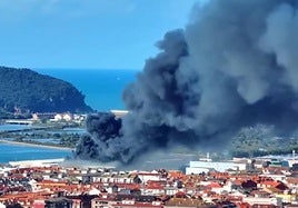 Un voraz incendio calcina una conservera en Santoña (Cantabria)