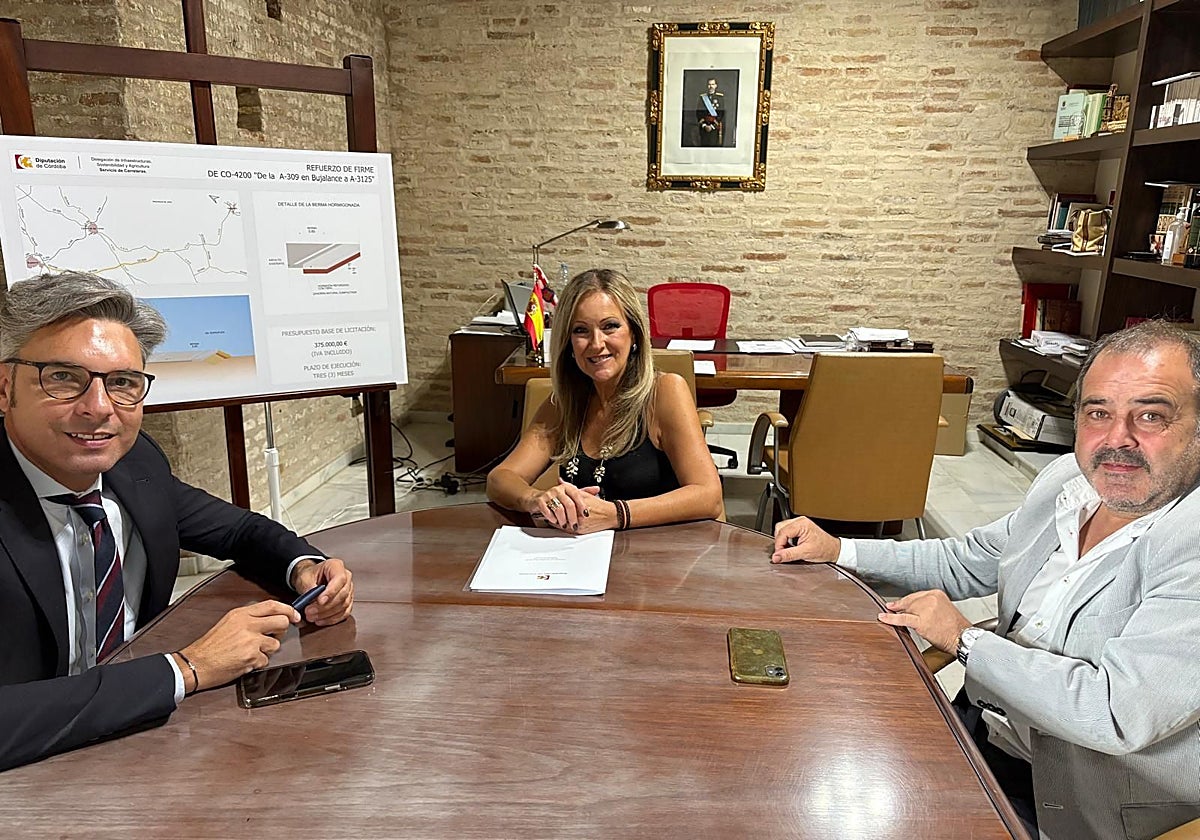 La alcaldesa de Bujalance, Elena Alba (PP) junto al diputado de Infraestructuras, Andrés Lorite, en una reunión