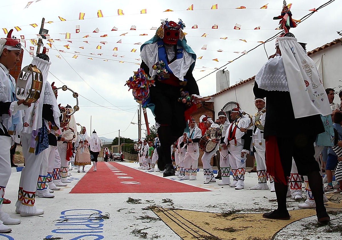 Carrera de pecados en Camuñas el día del Corpus Christi