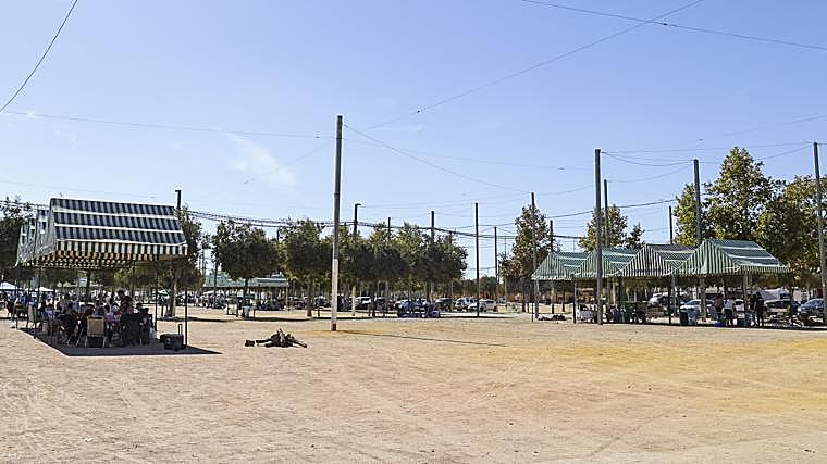 Vista general de las carpas montadas para acoger los peroles en el Arenal