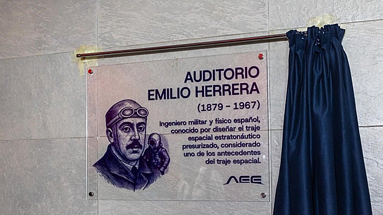 Placa en memoria de Emilio Herrera