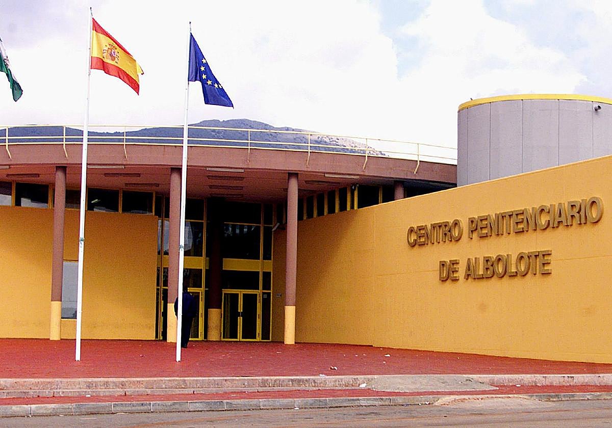 Fachada principal del centro penitenciario de Allbolote