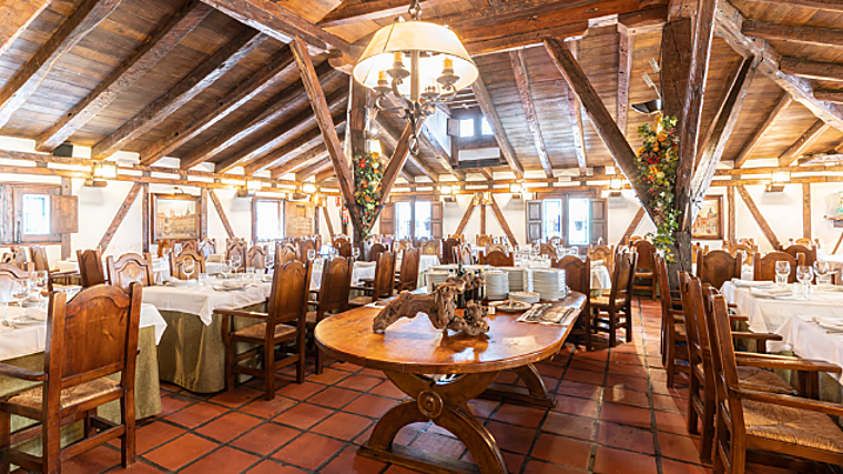 El castizo restaurante de Madrid que Arturo Pérez-Reverte por su cordero lechal asado en horno de leña: cuál es, dónde está y precio de su carta