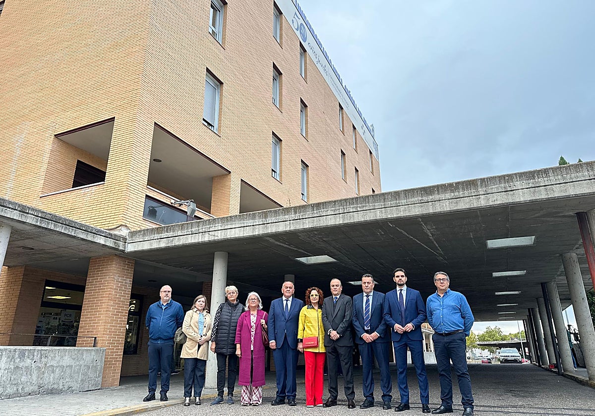 Alcaldes del PP de la zona de Talavera, este sábado, a las puertas del hospital de Talavera