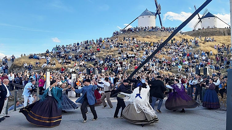 Esplendor y cientos de visitantes en la Fiesta de la Rosa del Azafrán de Consuegra