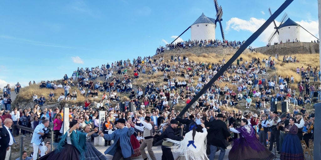 Esplendor y cientos de visitantes en la Fiesta de la Rosa del Azafrán de Consuegra