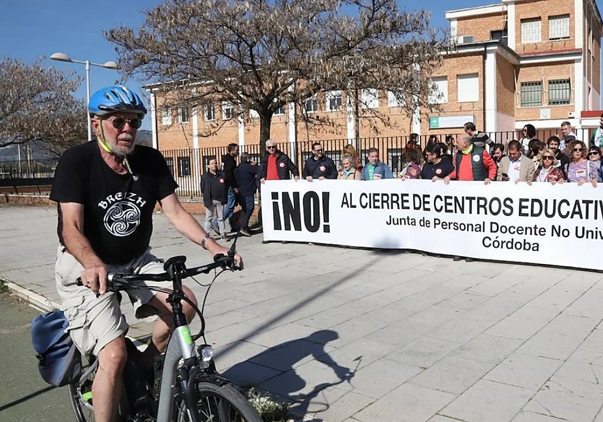 Manifestación en Córdoba contra el cierre de colegios en Las Palmeras en febrero de 2024