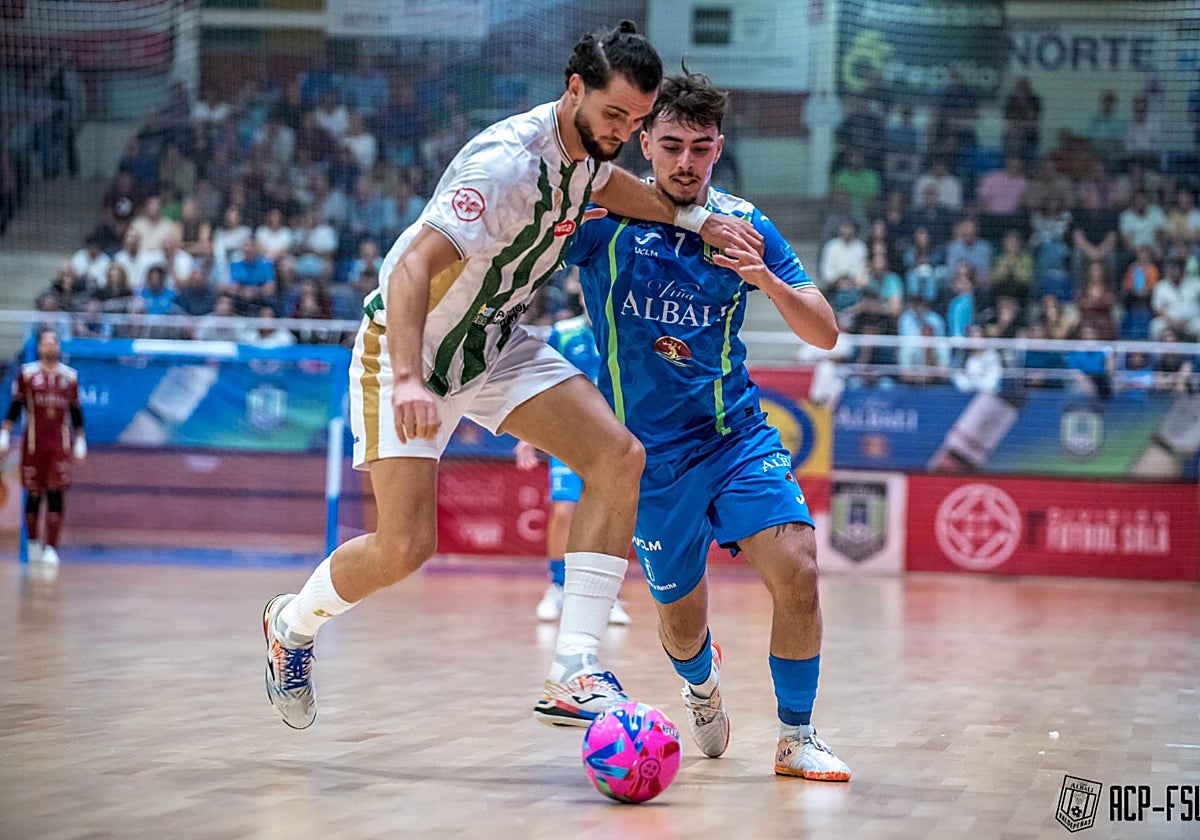 Zequi brega por un balón ante un defensor de Viña Albabli Valdepeñas