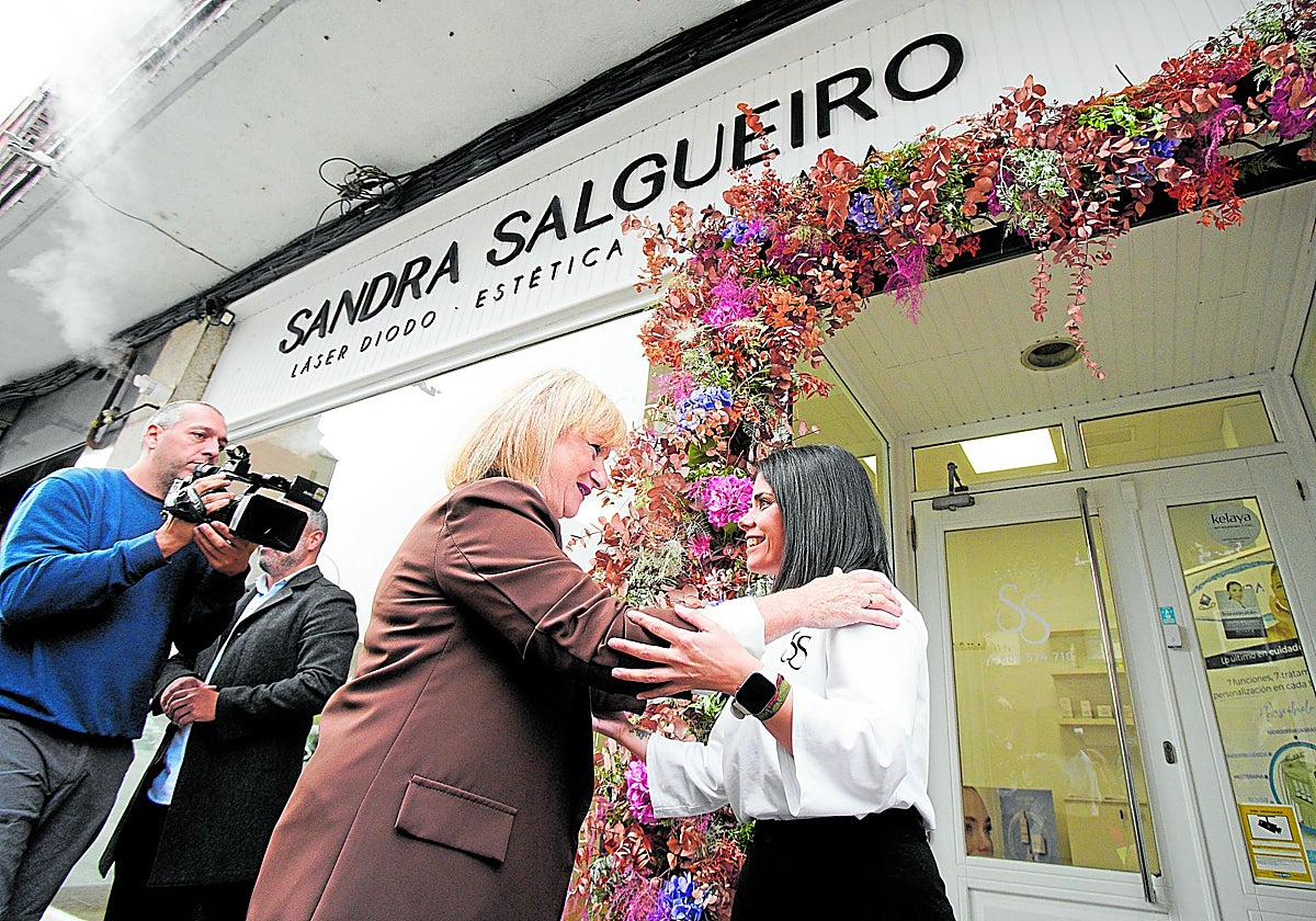 La consejera Leticia García, ayer en uno de los negocios subvencionados