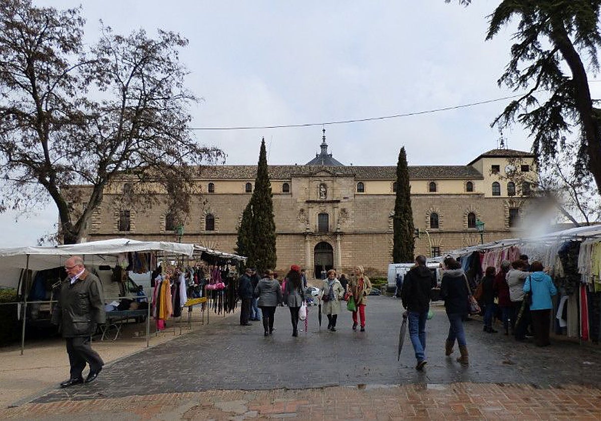 Mañana lluviosa del mercadillo del Martes en marzo de 2016. En 2020 fue trasladado a la cercana calle Duque de Lerma y, en 2021, al barrio de Santa Teresa. Foto Rafael del Cerro