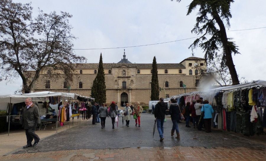 Mañana lluviosa del mercadillo del Martes en marzo de 2016. En 2020 fue trasladado a la cercana calle Duque de Lerma y, en 2021, al barrio de Santa Teresa. Foto Rafael del Cerro