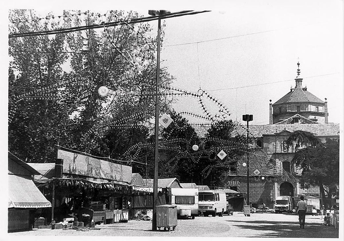 Casetas varias dispuestas en el paseo central durante las ferias de agosto en los años ochenta. Hasta la década anterior, aquí mismo, se instalaba la caseta del Centro de Artistas e Industriales, donde se exigía “asistir con traje completo para las veladas programadas a partir de las once de la noche”. Archivo Municipal de Toledo. Colección 'Ya-Toledo'