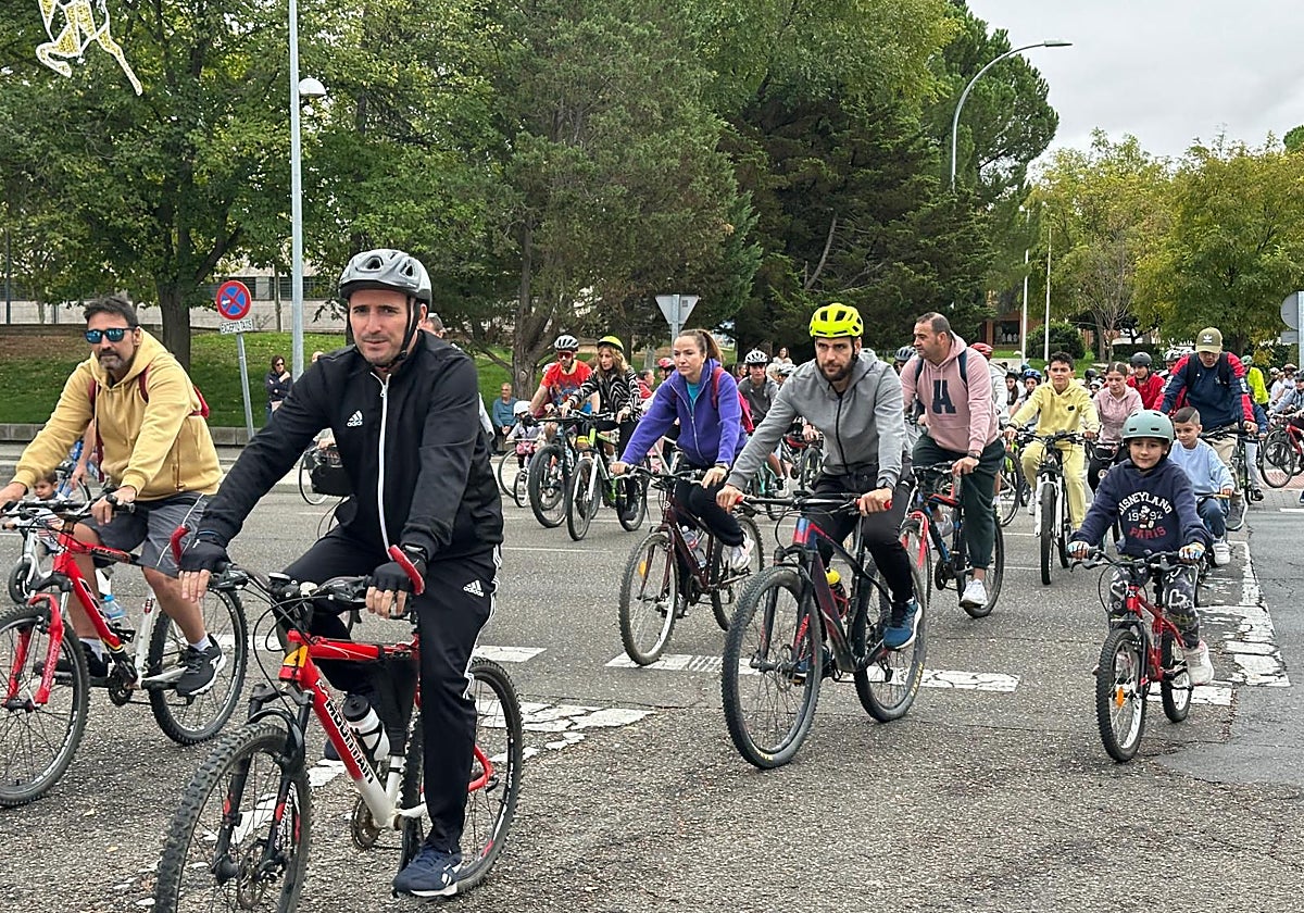 Salida de los ciclistas desde la explanada de la biblioteca 'Almudena Grandes'