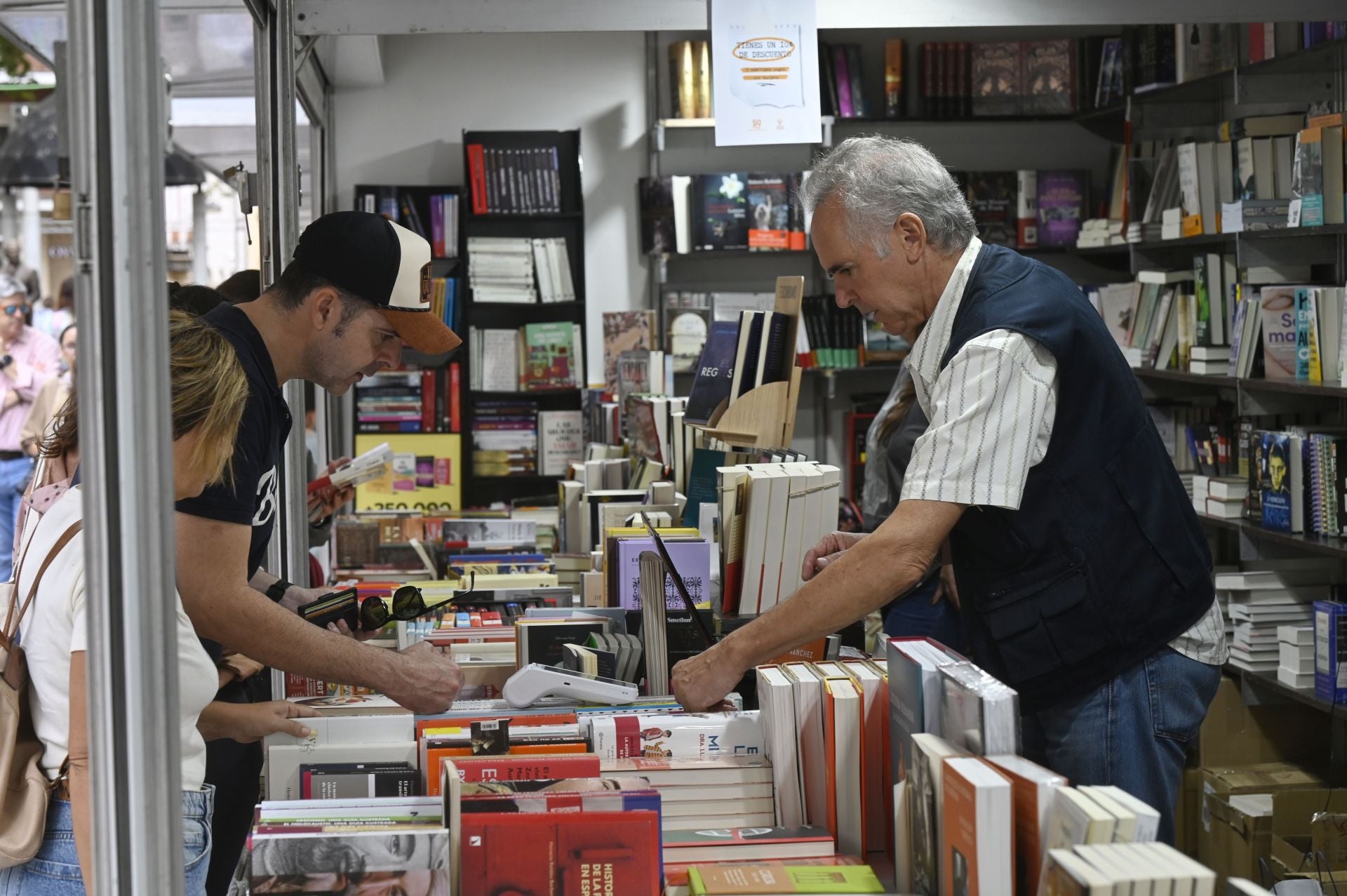 El animado ambiente durante el último día de la Feria del Libro de Córdoba, en imágenes