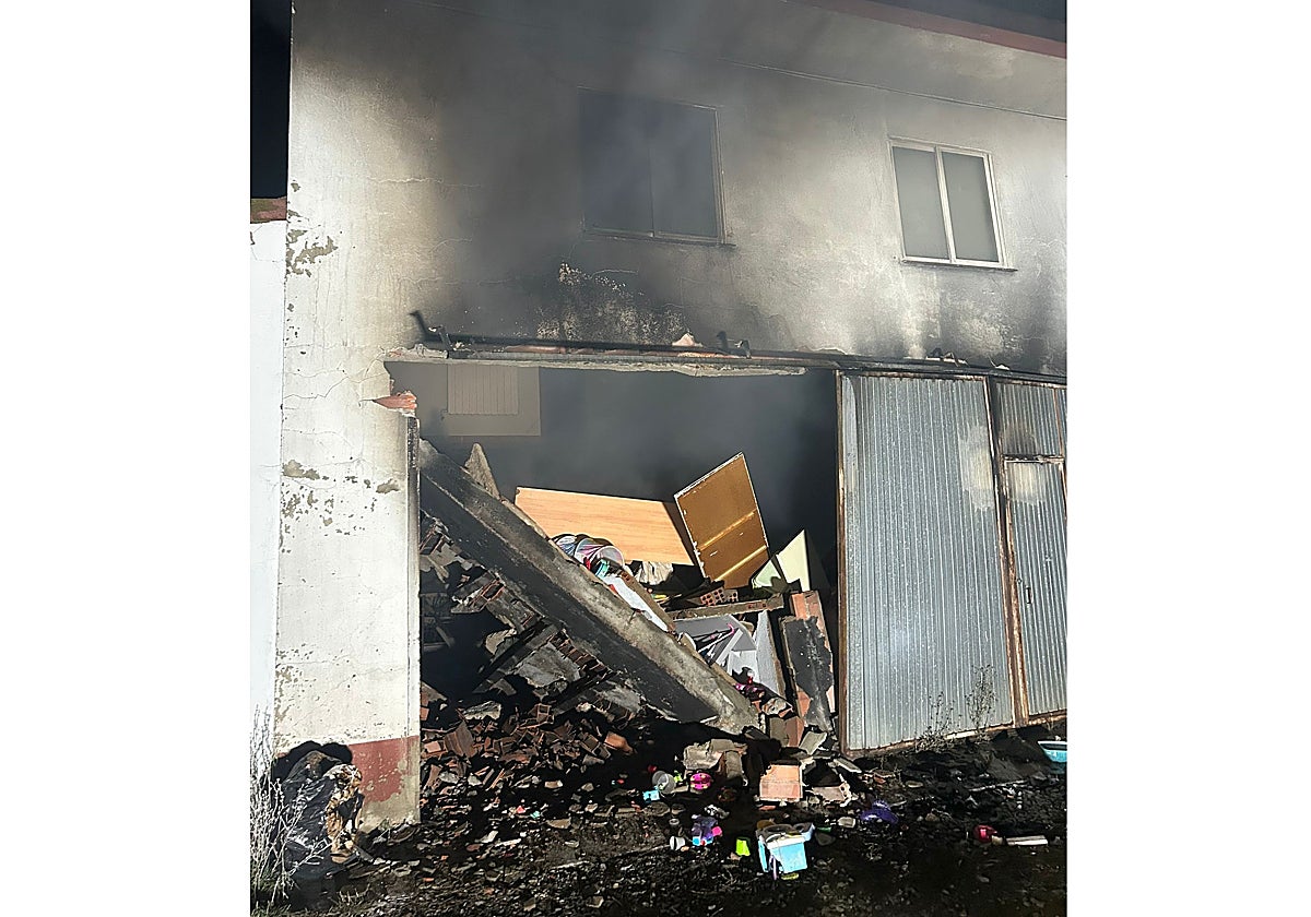 La vivienda de dos plantas incendiada en Valdería de Torío (León)