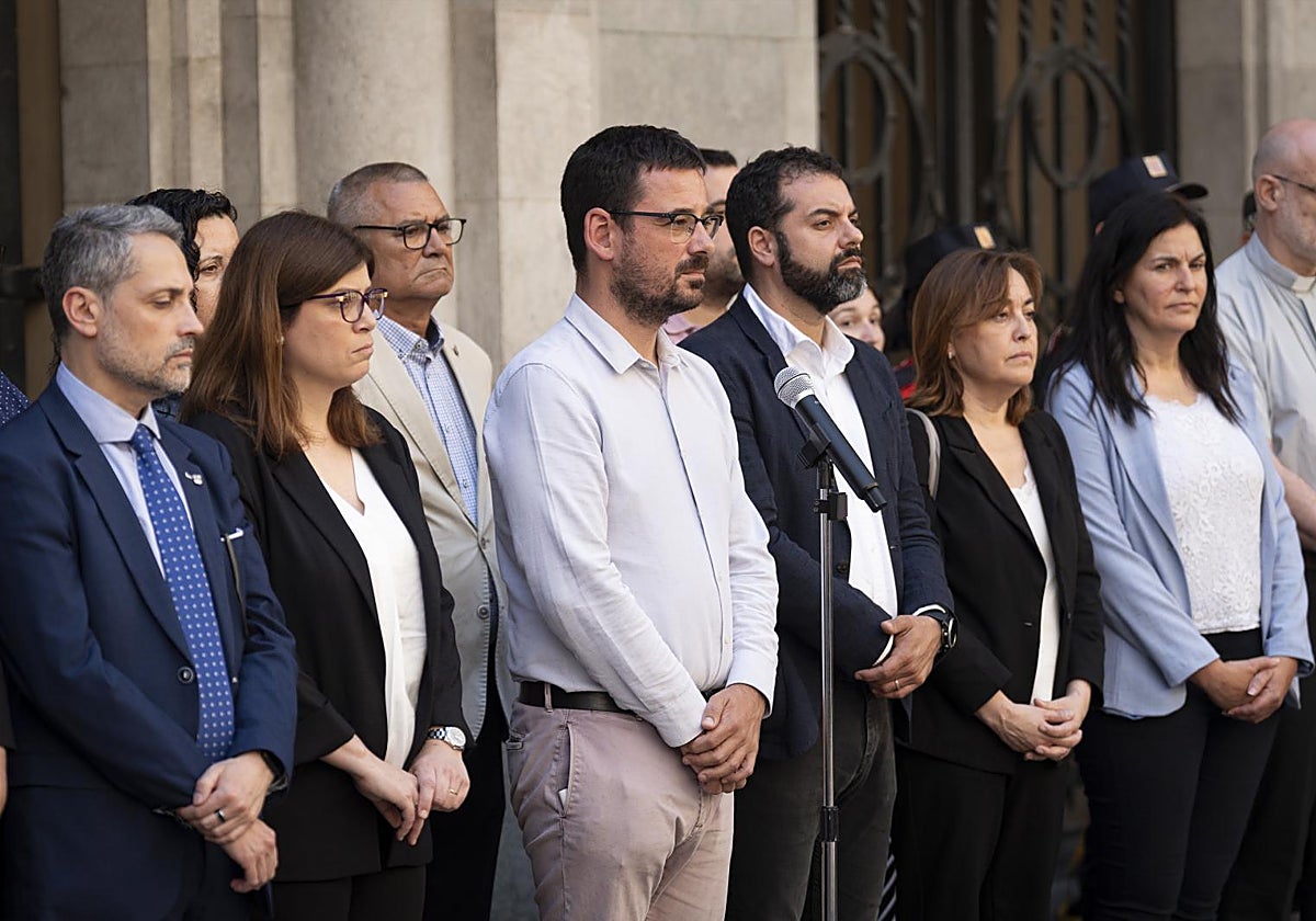 Lluc Salellas, alcalde de Gerona, en el centro de la imagen, con camisa blanca