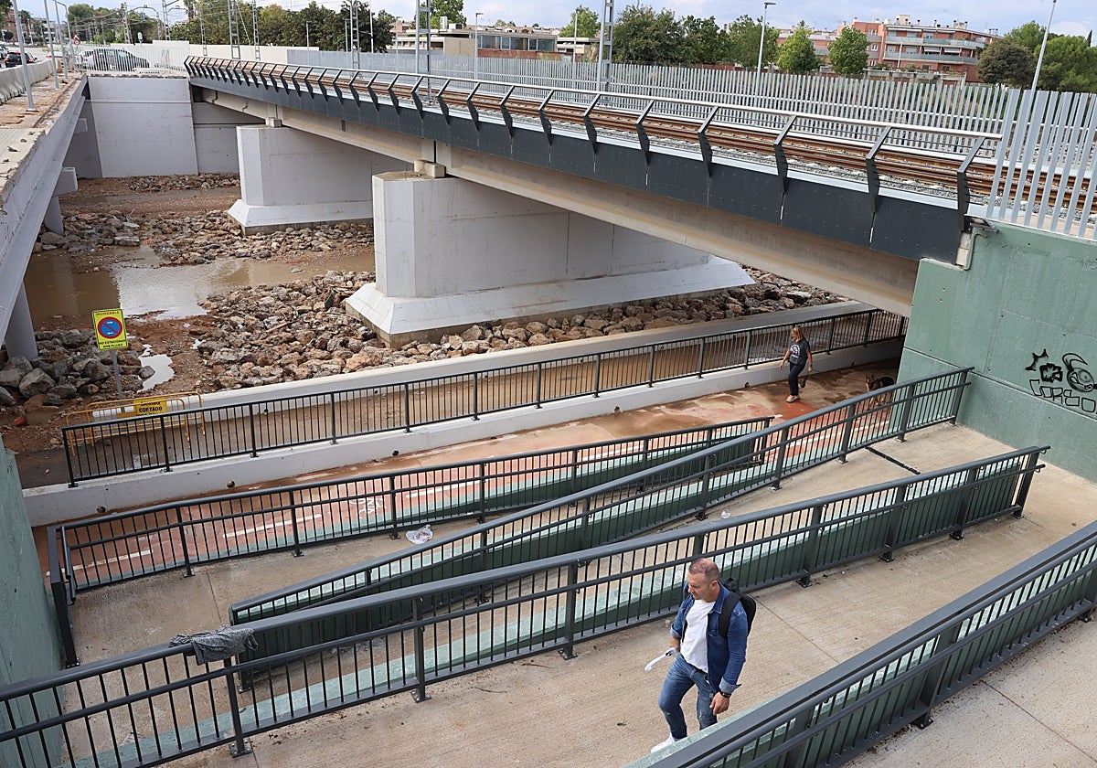 Obras de reconstrucción en el barranco del Poyo, junto a las nuevas vías del metro en Paiporta