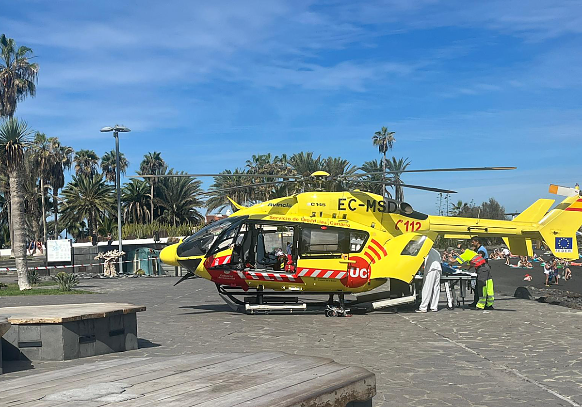 Helicóptero medicalizado traslada a una menor con signos de ahogamiento grave en Puerto de la Cruz de Tenerife